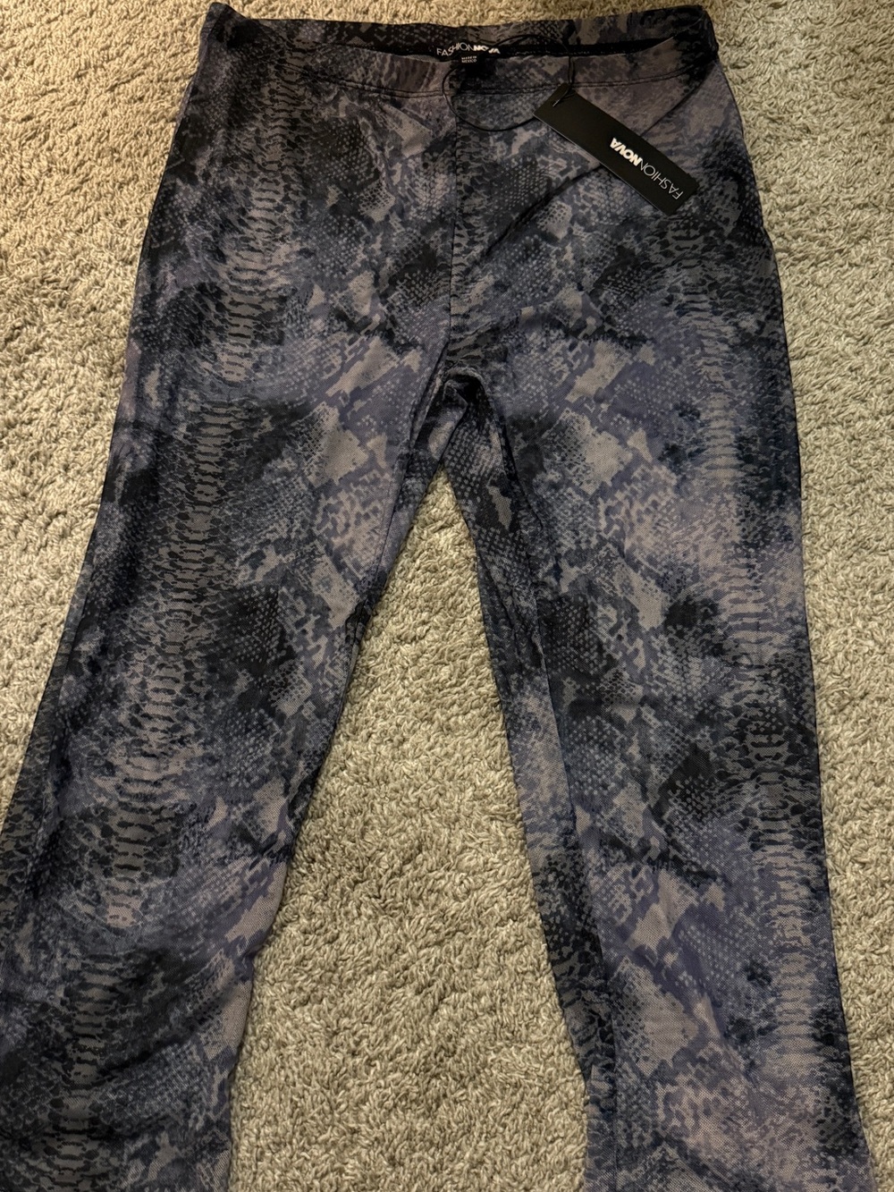 Fashion Nova Black & Gray Snake-Print Capris